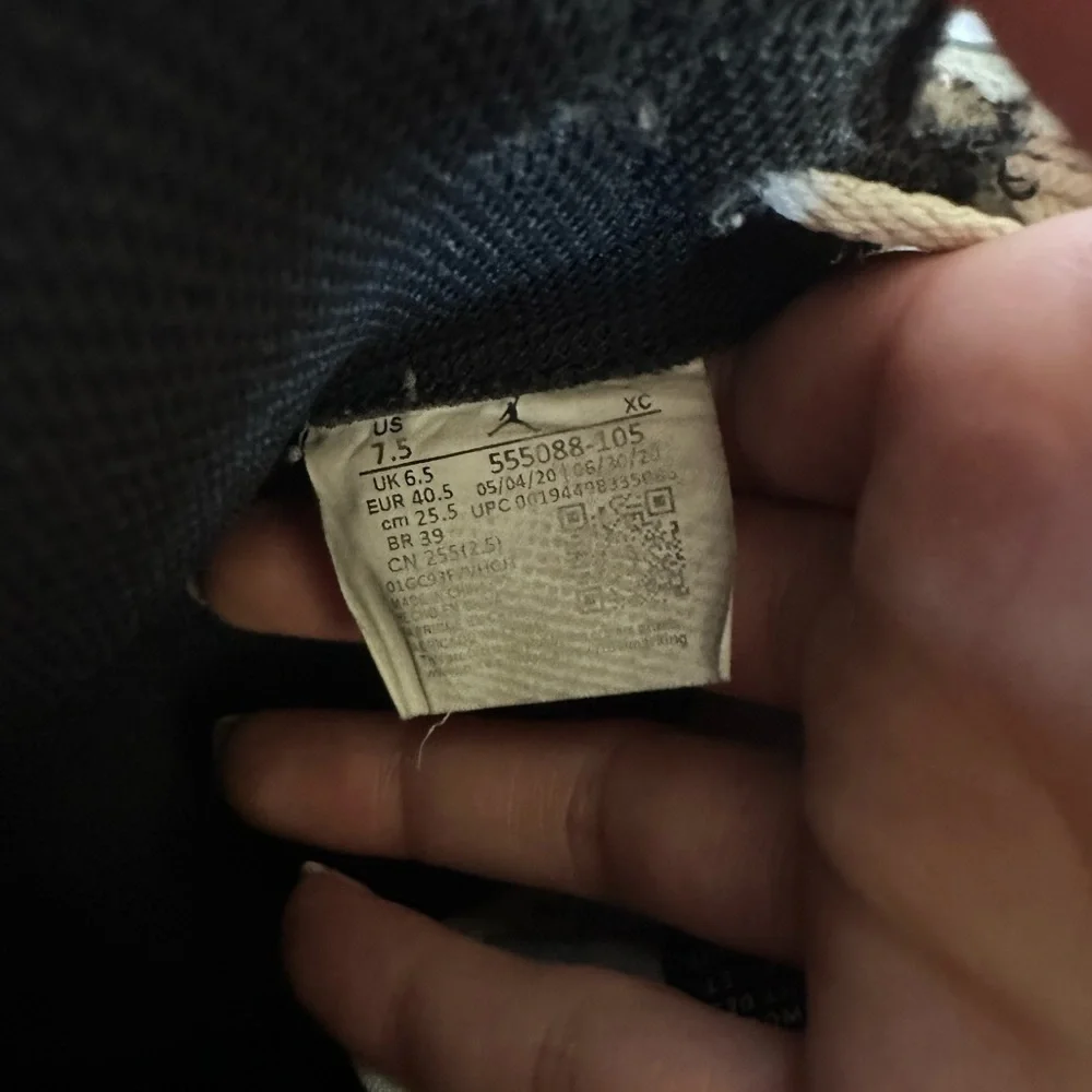 Nike Black and White Sneakers High-Top Design - Picture 6 of 6